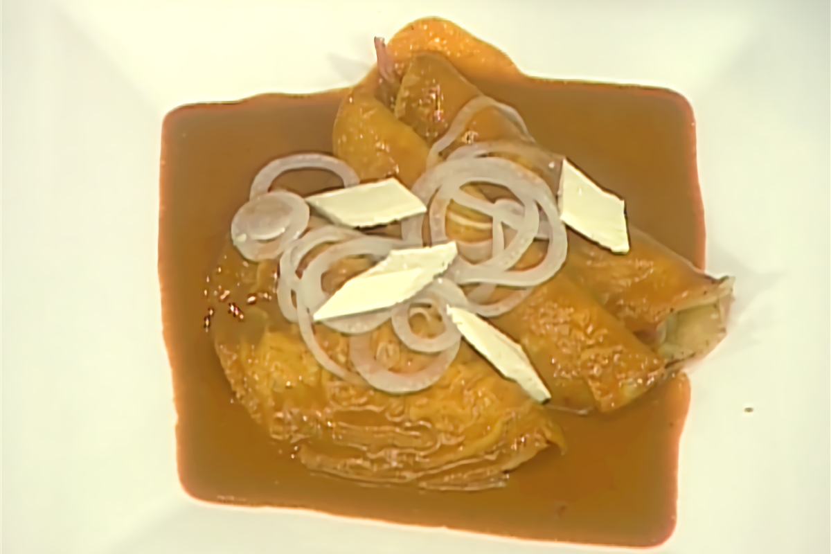 Enchilada de pato confitado con salsa de chile pasilla El Gourmet