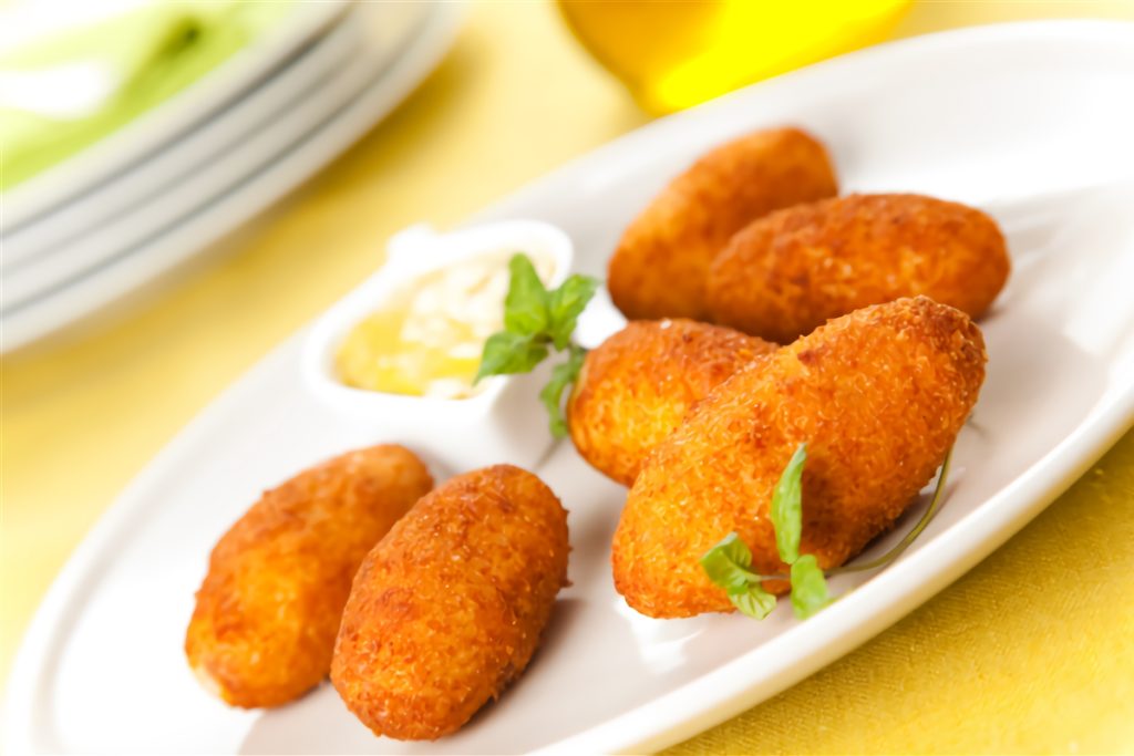 Croquetas de jamón crudo y queso manchego con ensalada verde El Gourmet