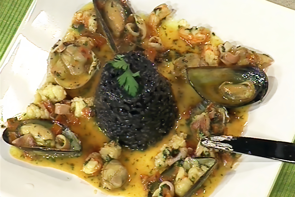 Risotto al nero di seppia con guazzatto di molluschi e crostacei (Risotto a la tinta de