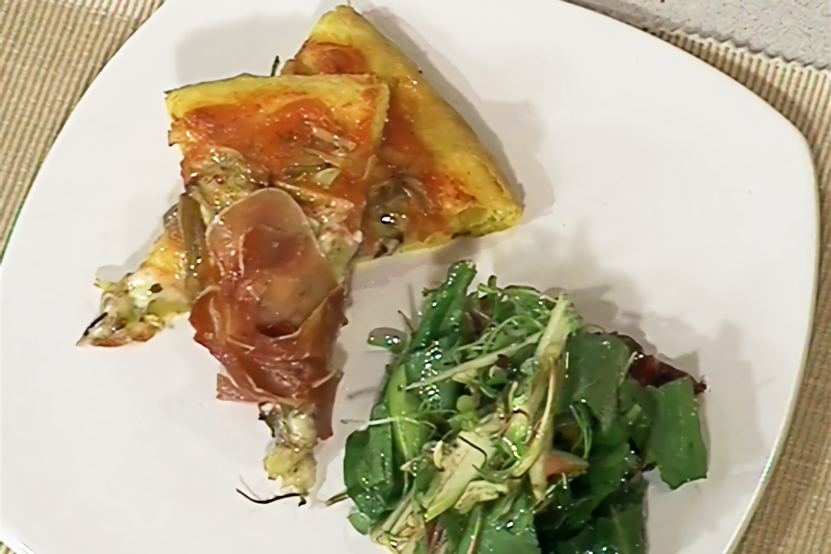 Pizza allo zafferano con mozzarella, prosciutto crudo e carciofi (Pizza con azafrán, mozzarella